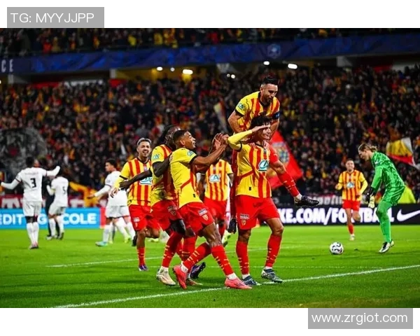 深入法甲球迷文化热血与忠诚在看台延续